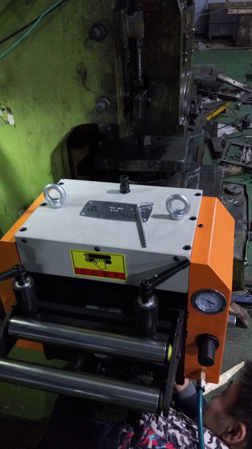 伺服送料機(jī)安裝現(xiàn)場